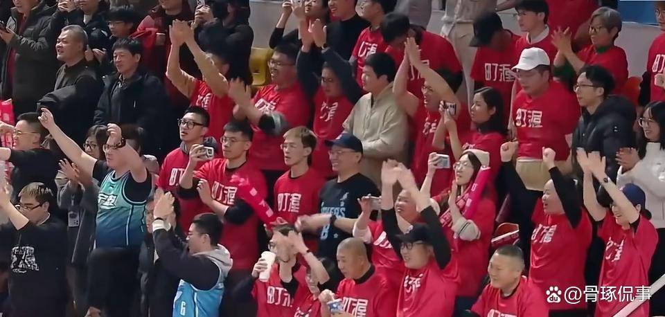 包含热情高涨！亚洲俱乐部比赛中的球迷狂热支持的词条