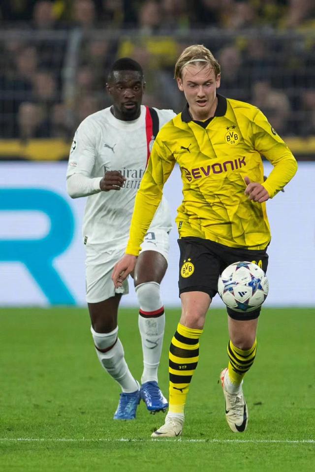 包含罗马尼亚队逆转摩尔多瓦，小组出线前景乐观的词条