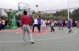 包含刻不容缓，球队强大实力齐心协力迎战强敌的词条